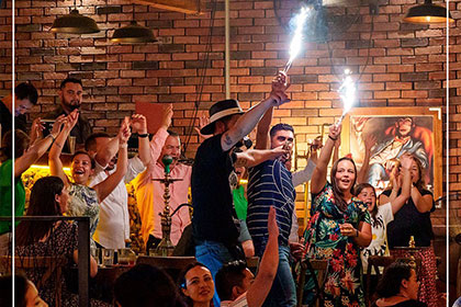 Club Nocturno , Bar & Karaoke Monkey Business Puerto Vallarta